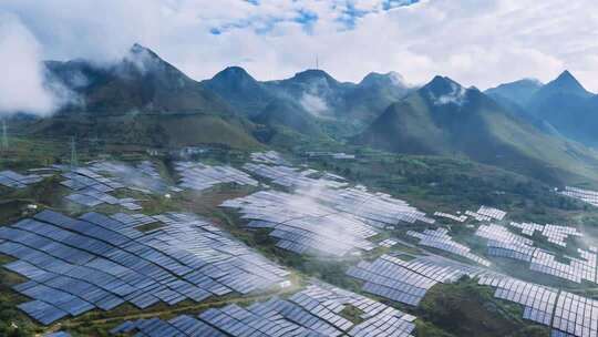 山坡光伏云雾航拍延时