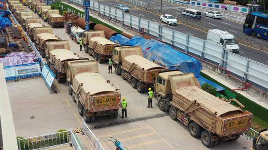 航拍泥头车工地装土道路上行驶