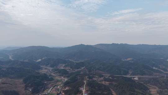 山林村庄和公路的空中俯瞰图