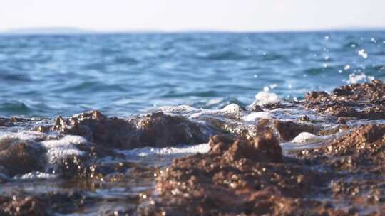 海浪以慢动作溅过海岸岩石地层