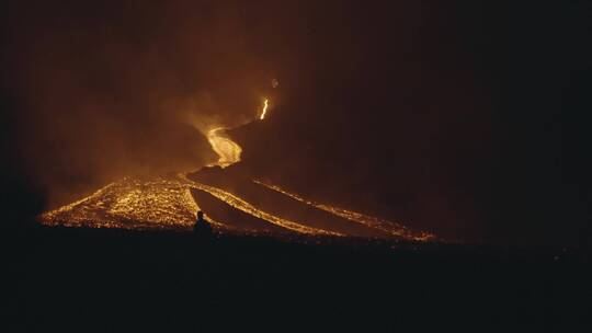 火山喷发前的探险家背影