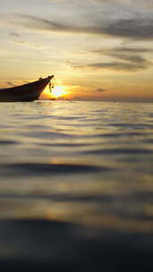背景为日落的船的水面照片