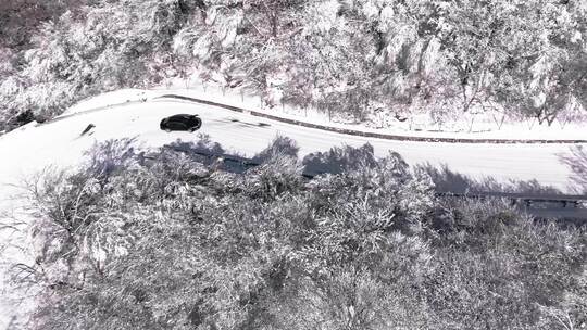 冬季汽车行驶在秦岭210国道视频素材模板下载