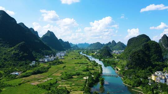 航拍广西桂林山水阳朔遇龙河田园风景