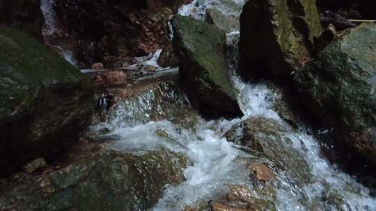 自然风光石缝里大山中流水溪流实拍