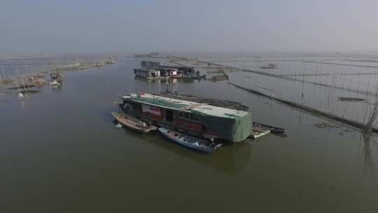 航拍湖区拆除围网前的景象