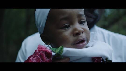 非洲黑人婴儿的洗礼视频素材模板下载