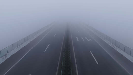 大雾天气高速公路车流