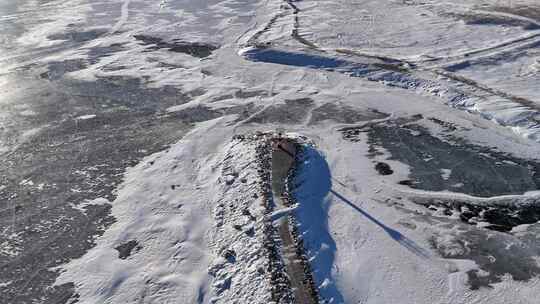 航拍冰雪覆盖的地面及道路