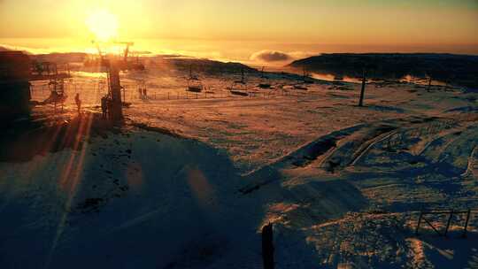 冬季滑雪场上的日落