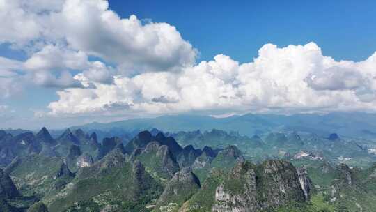 蓝天白云下桂林喀斯特地貌的山和田园风光