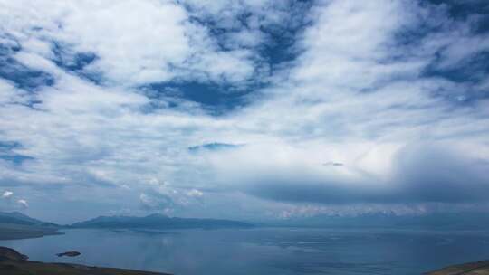 赛里木湖湖水新疆赛里木湖景区游客停车场