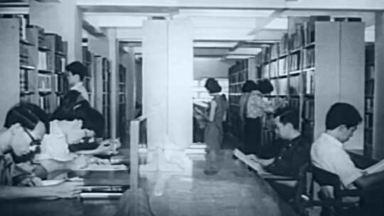 1955年新加坡南洋大学图书馆阅览室读者