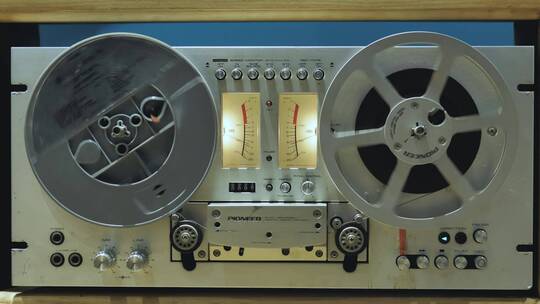 运动中的复古磁带录音机