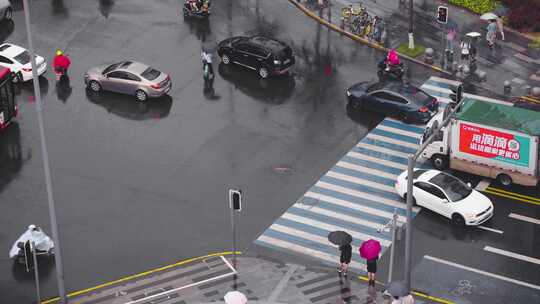 城市下雨天的十字路口