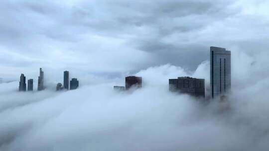 云雾中的芝加哥市中心高楼大厦