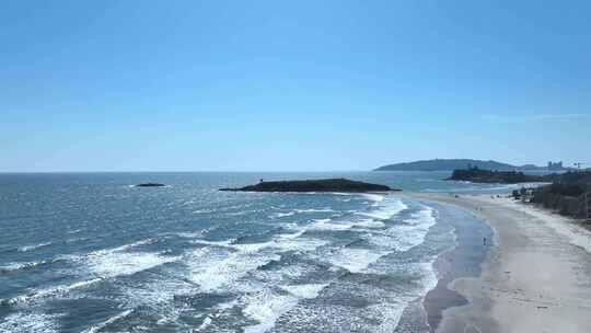 航拍海边沙滩海浪全景