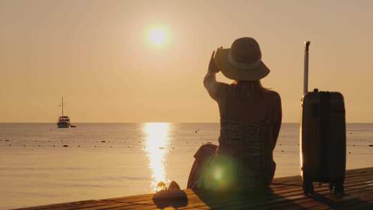 海边美女夕阳下坐着情绪短片