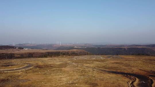高山草原风放风筝玩耍