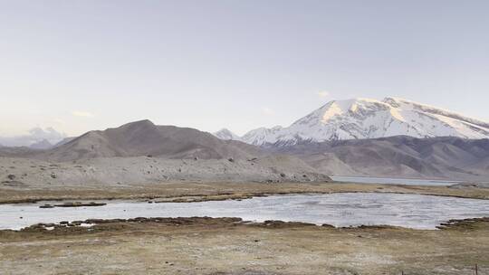 新疆喀什白沙湖公路穿越拍摄