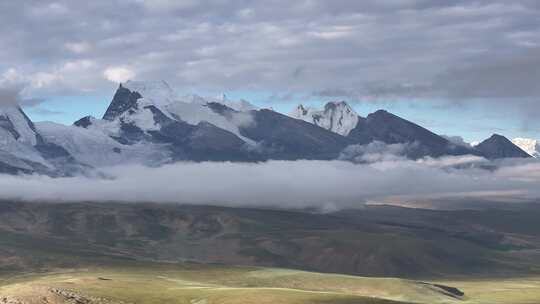 西藏冲巴雍措景区连绵雪山航拍