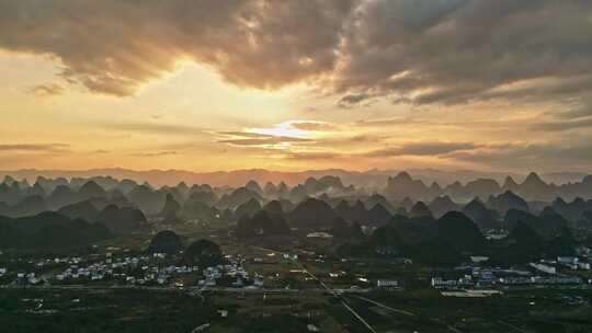 夕阳下的乡村与群山远景