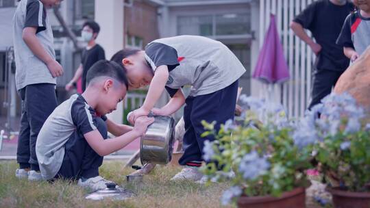 幼儿园的老师和孩子们玩耍学习