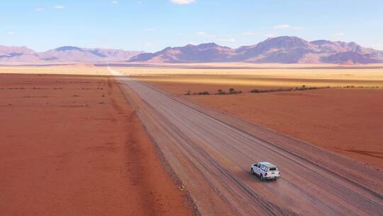 丰田狩猎车在沙漠上行驶