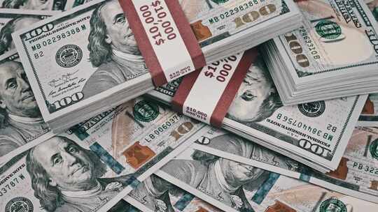 美元捆在10000张美国钞票的钞票堆上旋转视频素材模板下载