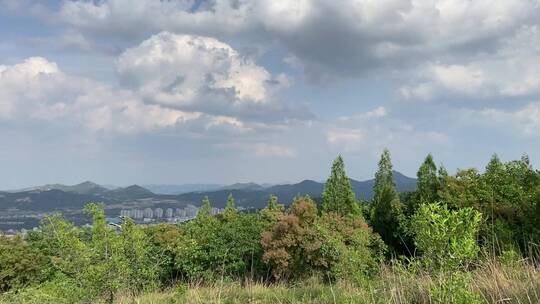 济南城区南部野峪顶，蓝天白云俯瞰城市全貌