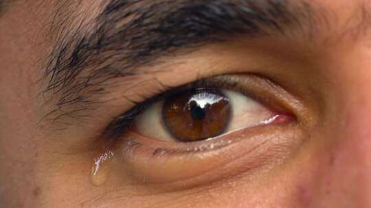 一个男人的眼睛流下眼泪视频素材模板下载