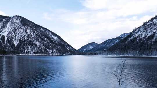 航拍被大雪覆盖的山脉山峰云雾缭绕