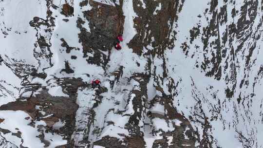 航拍攀登雪宝顶雪山的登山者通过骆驼背