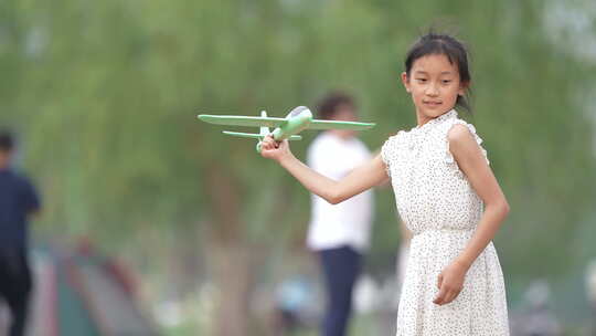 周末公园小女孩放飞机开心的笑脸