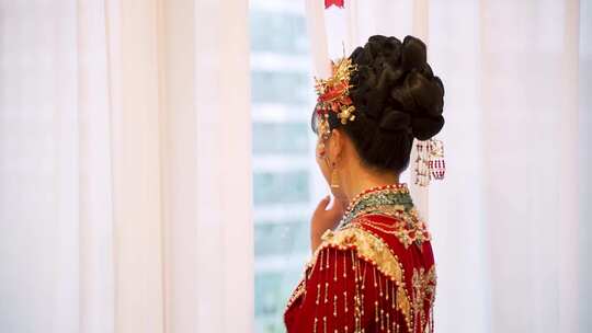 中式新娘窗边背影