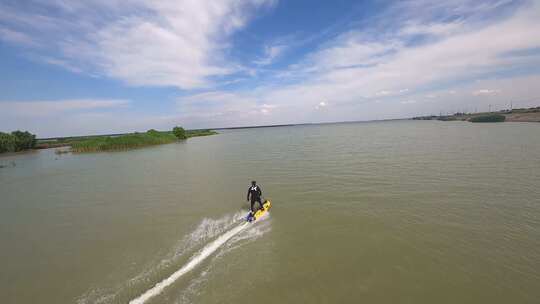 穿越机航拍动力冲浪板湖泊水面水上运动