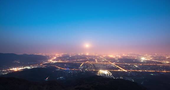 香山鬼笑石俯拍北京全景 日转夜