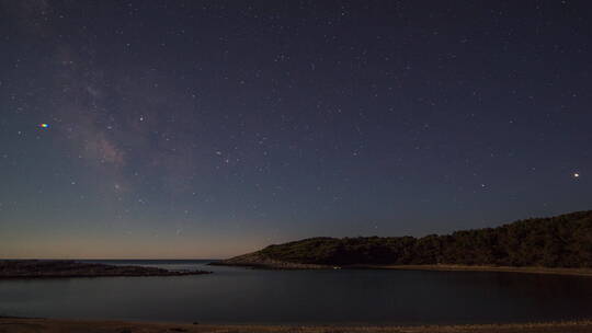 湖泊上方星空延时