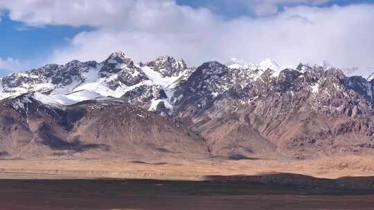 帕米尔高原的雪山美景