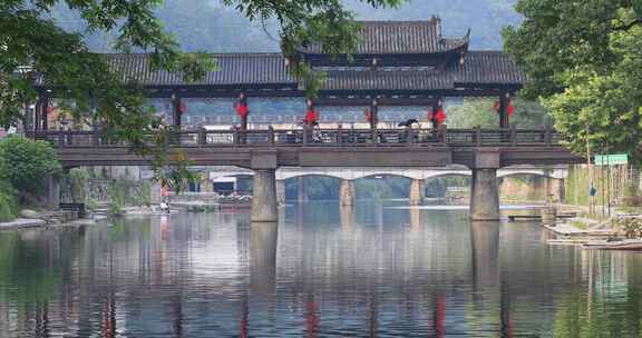 清晨阳光风雨桥古建筑唯美光影