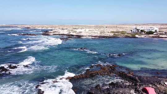 海浪撞击岩石地层附近海域的航拍镜头