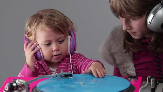 两个女孩和唱片播放器一起玩