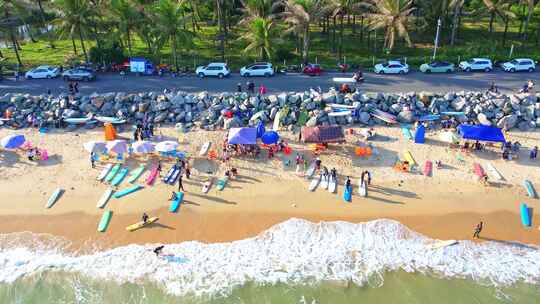 海南省万宁市日月湾大海沙滩椰树冲浪