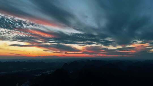 晚霞天空山峦自然景观