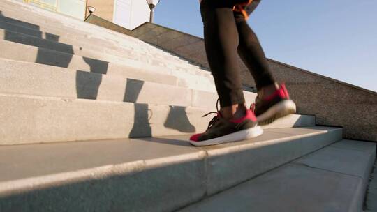 强壮男性穿运动鞋跑上楼梯户外运动视频素材模板下载