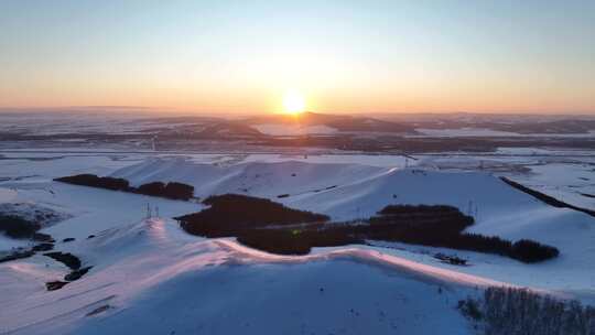 极寒的低山丘陵雪原灿烂夕阳