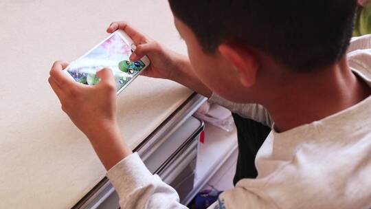 小学生玩手机游戏视频素材模板下载