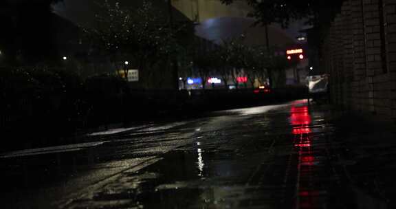 城市雨夜下雨骑车人行人