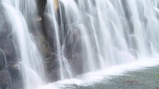 山野间的流水瀑布