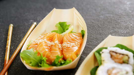 用筷子做的船形盘子寿司